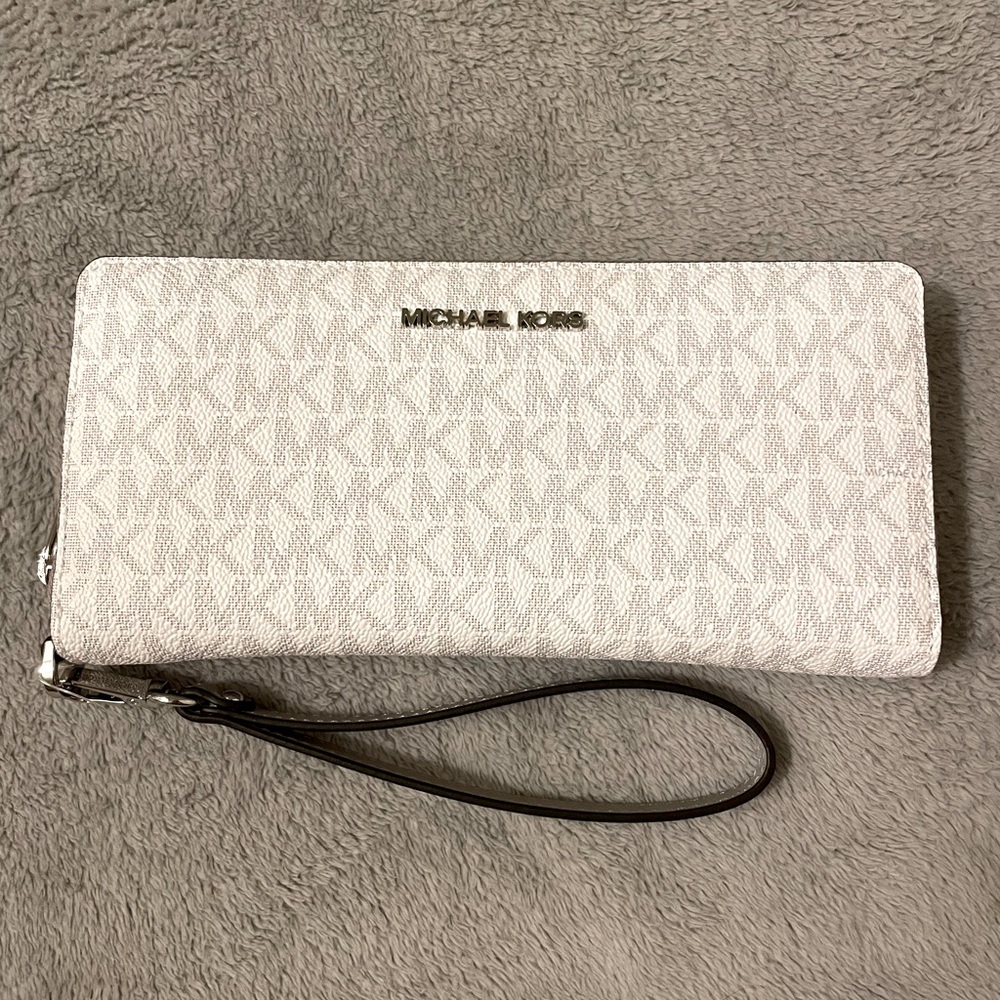 Michael Kors jet set travel wallet
